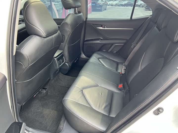 Фото 9 - Toyota Camry