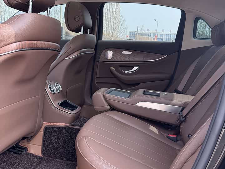 Фото 5 - Mercedes-Benz E-Class
