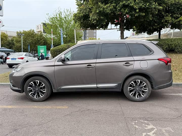 Mitsubishi Outlander 2020 2020款 2.0L 两驱畅享版 7座