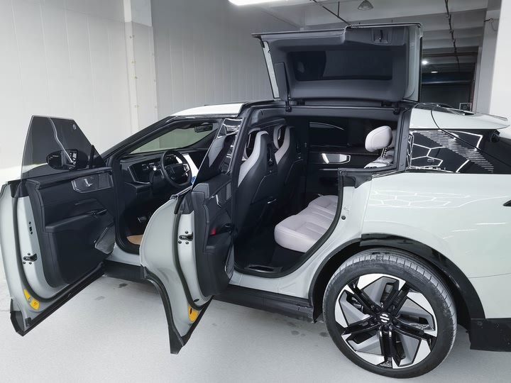 Фото 8 - HiPhi Y