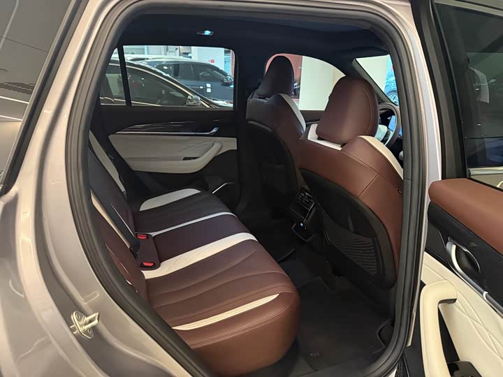 Фото 9 - Geely Monjaro