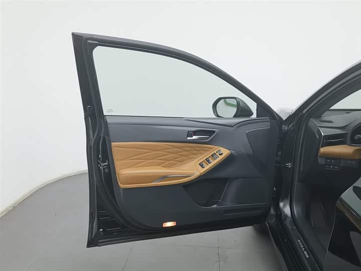 Photo 8 - Toyota Avalon