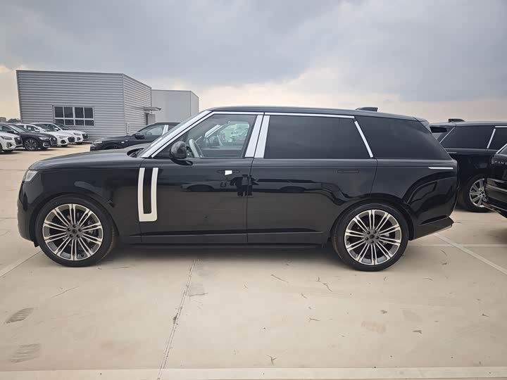 Land Rover Range Rover 2026 2026款 3.0 L6 400PS SE长轴版