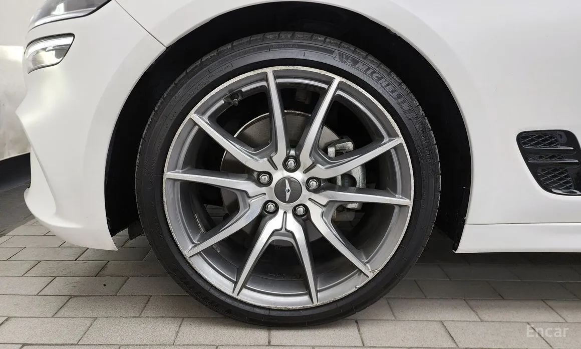 Photo 5 - Genesis G70