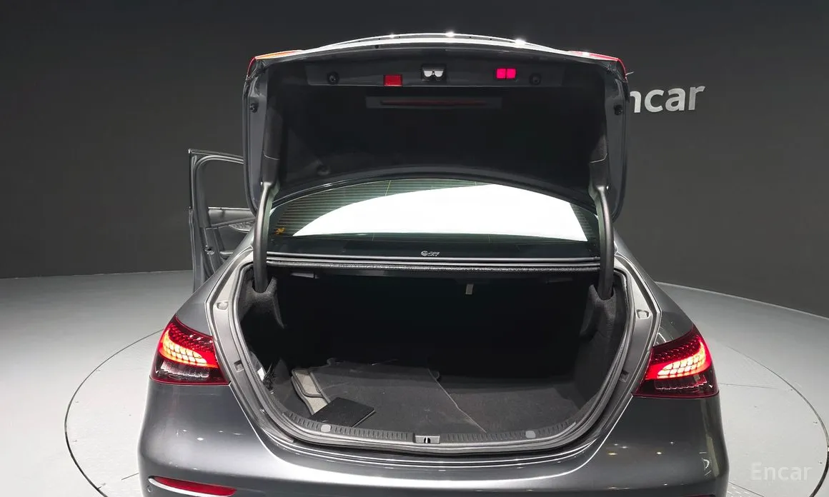 Zdjęcie 20 - Mercedes-Benz E-Class