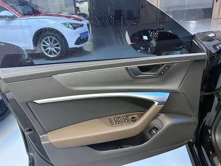 Фото 4 - Audi A7L