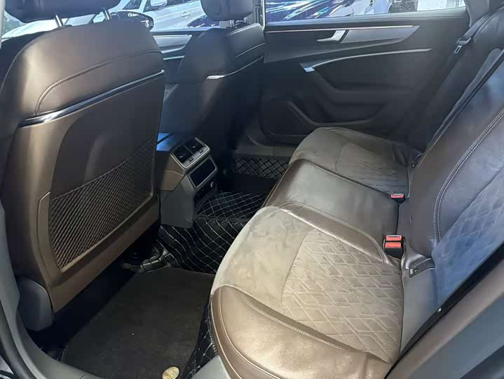 Фото 9 - Audi A7L