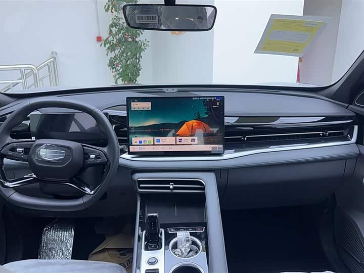 Photo 8 - Geely Atlas