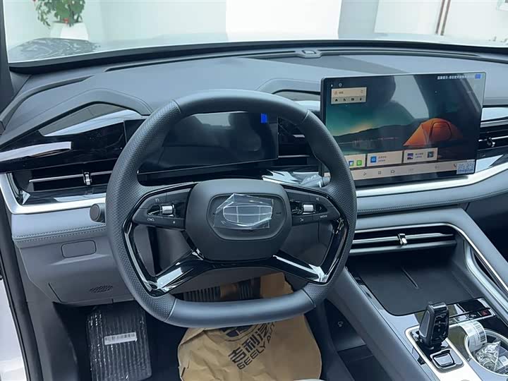 Photo 9 - Geely Atlas