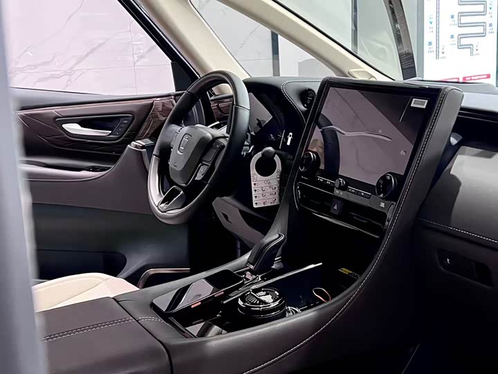 Toyota Vellfire 2025 2025款 皇冠 双擎 2.5L 墨金行政版