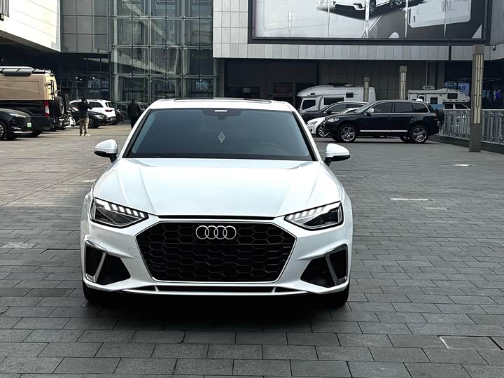 Фото 2 - Audi A4L