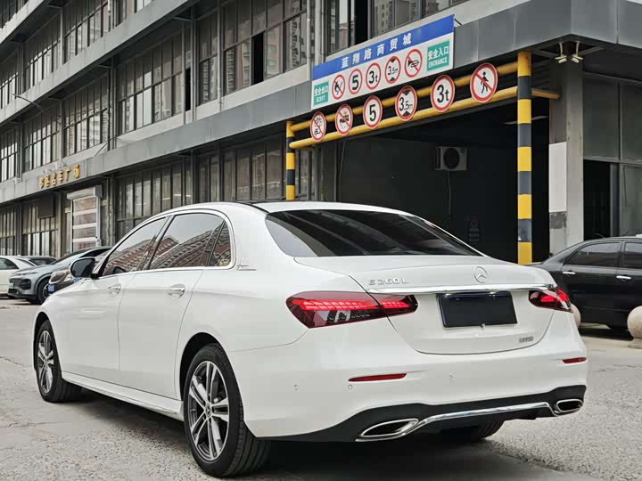 Фото 8 - Mercedes-Benz E-Class