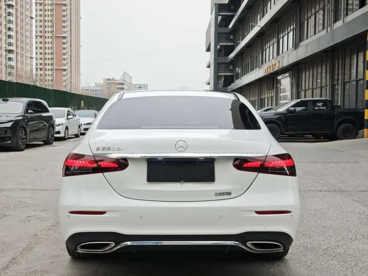 Фото 9 - Mercedes-Benz E-Class