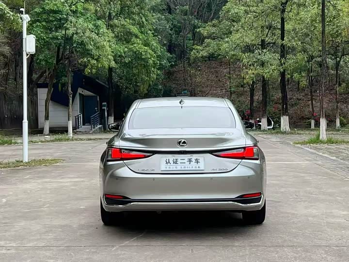 Фото 8 - Lexus ES