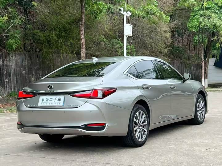 Фото 9 - Lexus ES