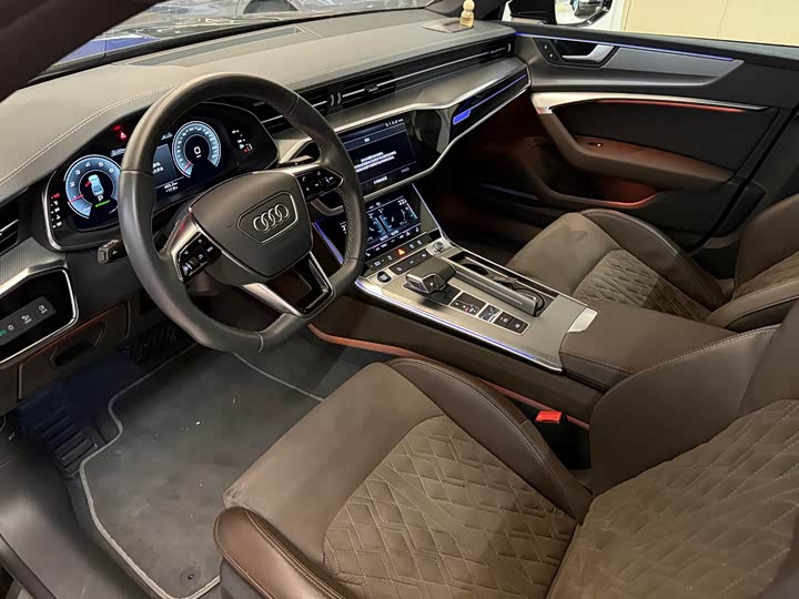 Photo 5 - Audi A7L