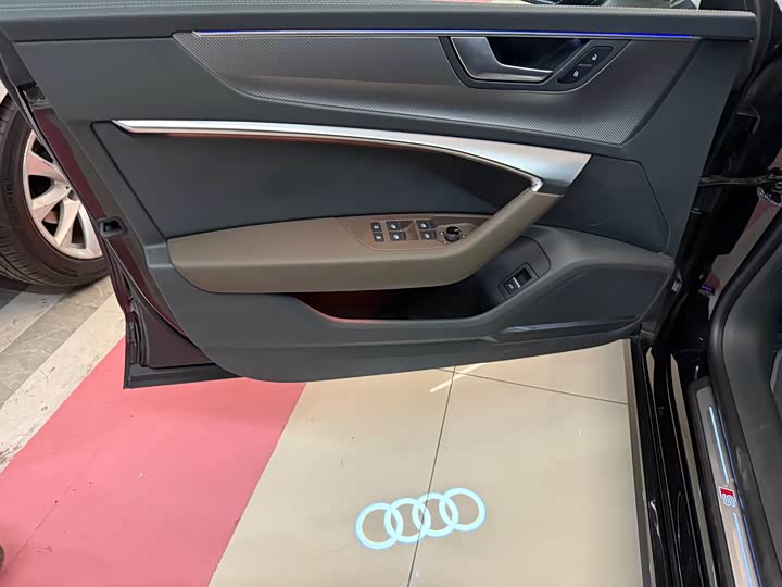 Photo 6 - Audi A7L