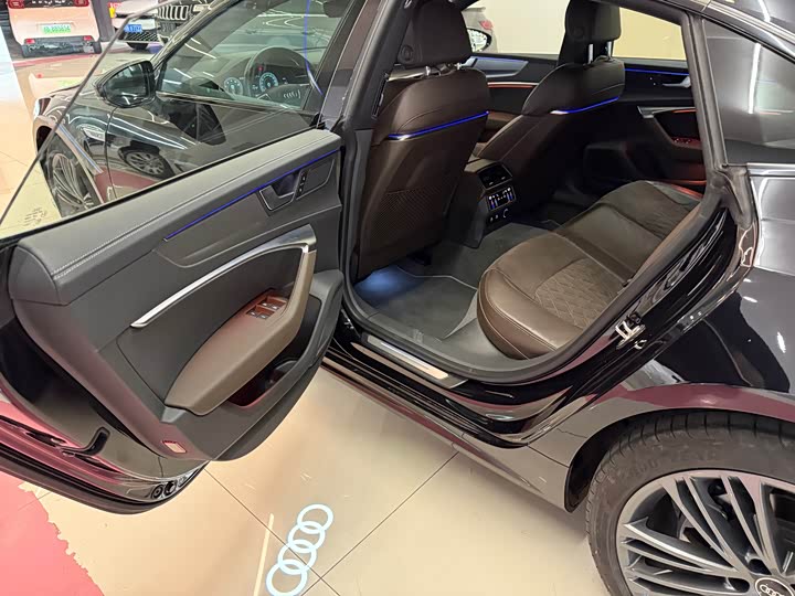 Photo 8 - Audi A7L