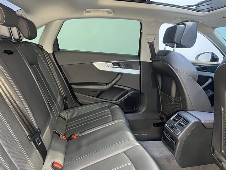 Photo 8 - Audi A4L