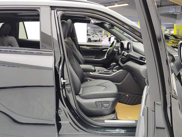 Фото 7 - Toyota Crown Kluger