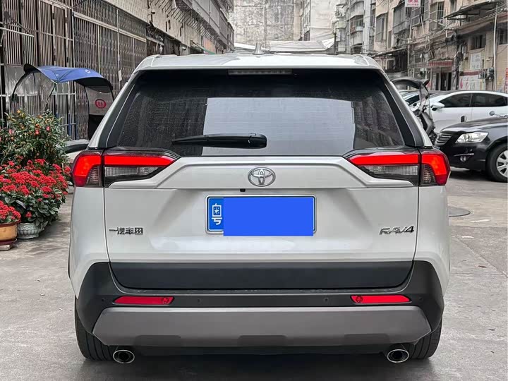 Photo 2 - Toyota RAV4