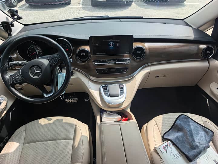 Photo 6 - Mercedes-Benz V-Class