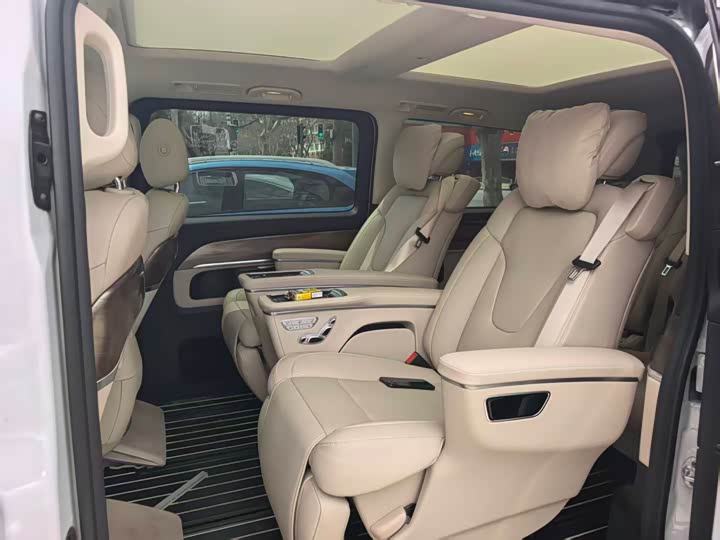 Photo 7 - Mercedes-Benz V-Class