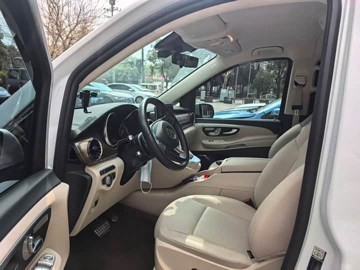 Photo 9 - Mercedes-Benz V-Class