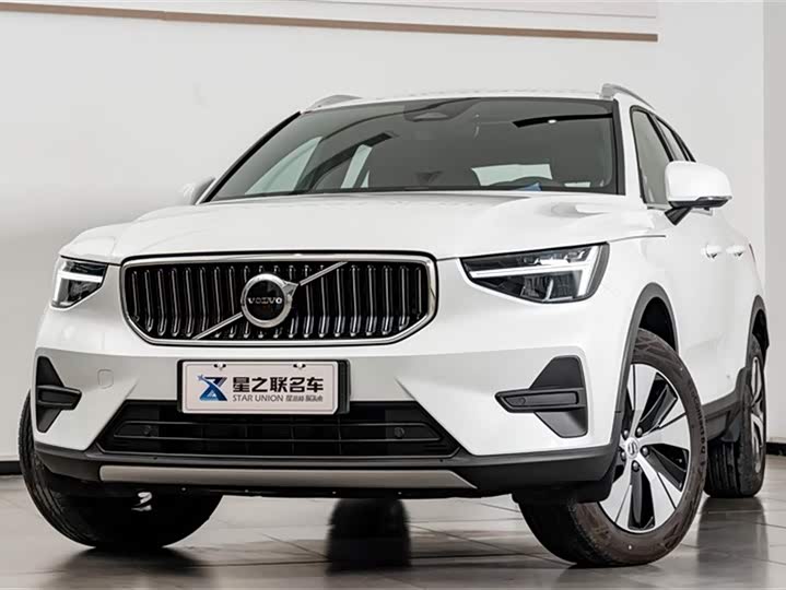 2025 Volvo XC40