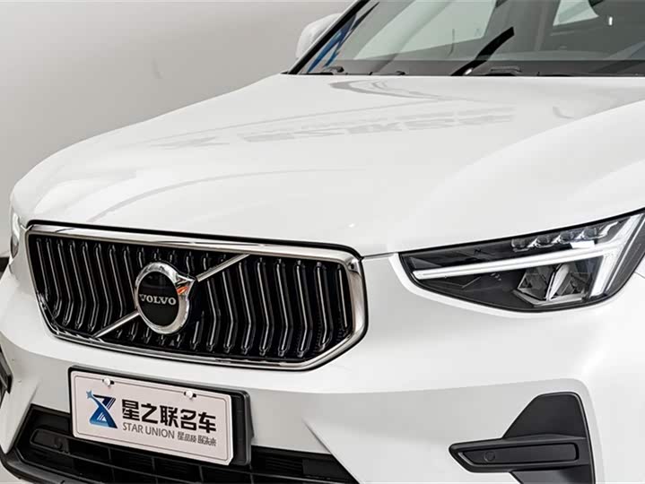 2025 Volvo XC40