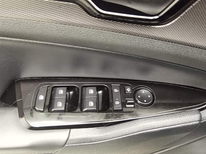 Kia Sportage 2023 2023款 2.0T 两驱尊贵版