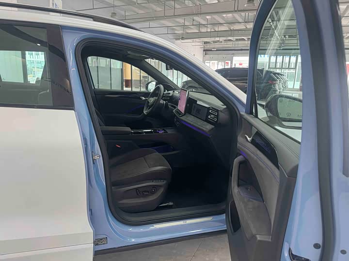 Фото 9 - Volkswagen Tiguan L Pro