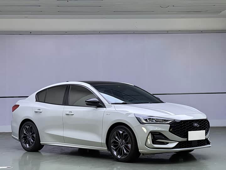 Ford Focus 2022 2022款 三厢 EcoBoost 180 自动ST Line