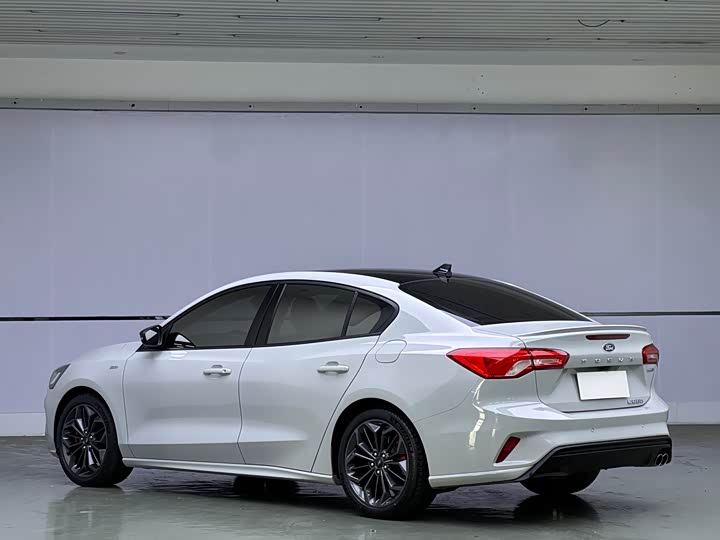 Ford Focus 2022 2022款 三厢 EcoBoost 180 自动ST Line