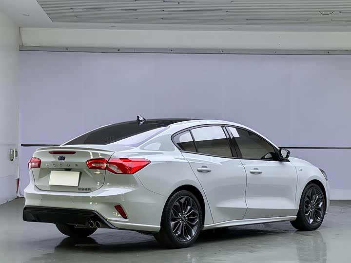 Ford Focus 2022 2022款 三厢 EcoBoost 180 自动ST Line