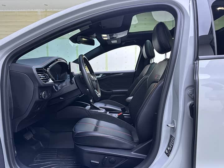 Ford Focus 2022 2022款 三厢 EcoBoost 180 自动ST Line