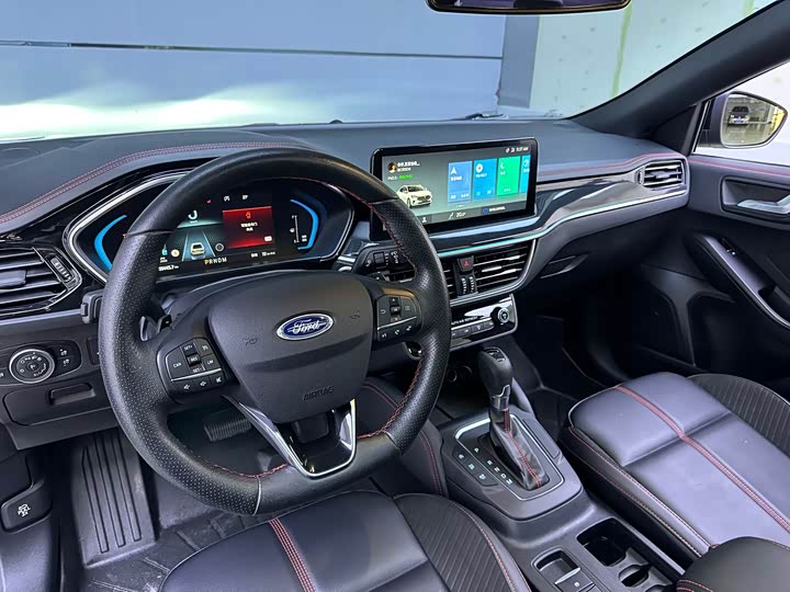 Ford Focus 2022 2022款 三厢 EcoBoost 180 自动ST Line