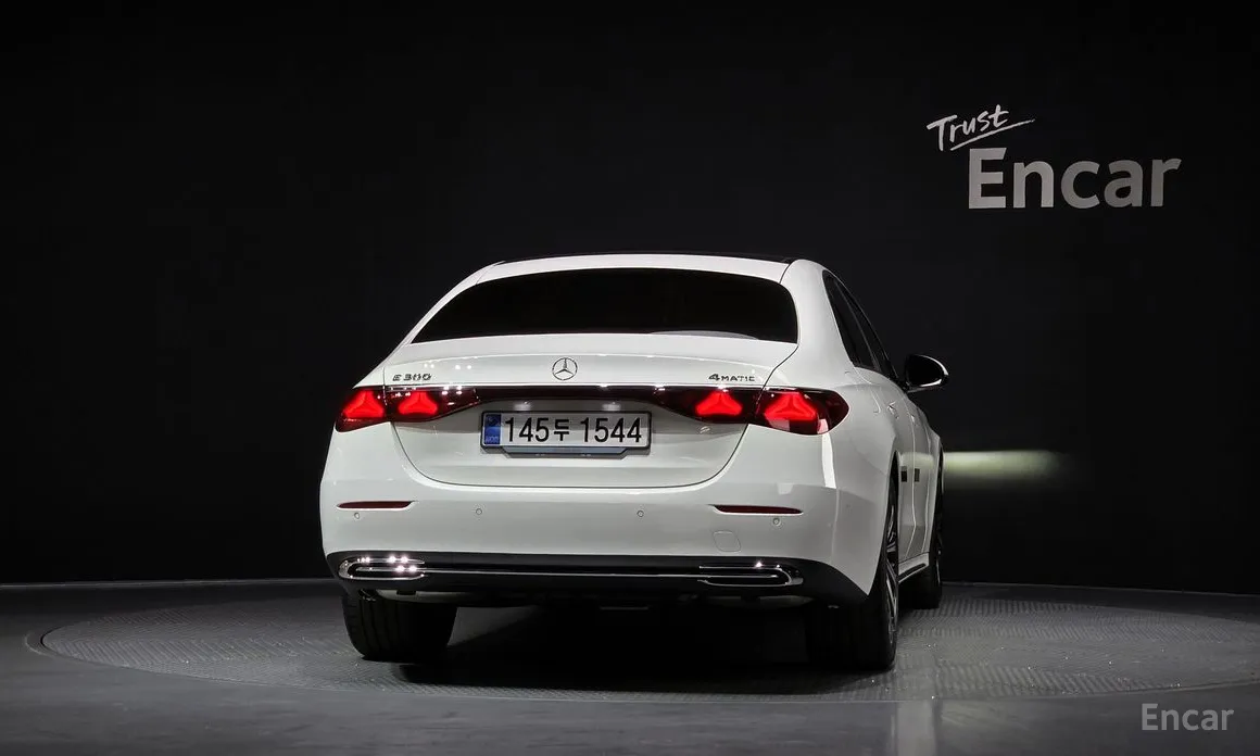 Фото 4 - Mercedes-Benz E-Class