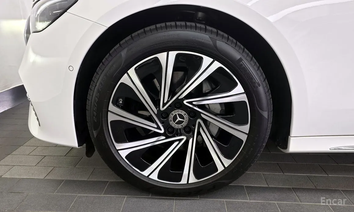 Фото 5 - Mercedes-Benz E-Class