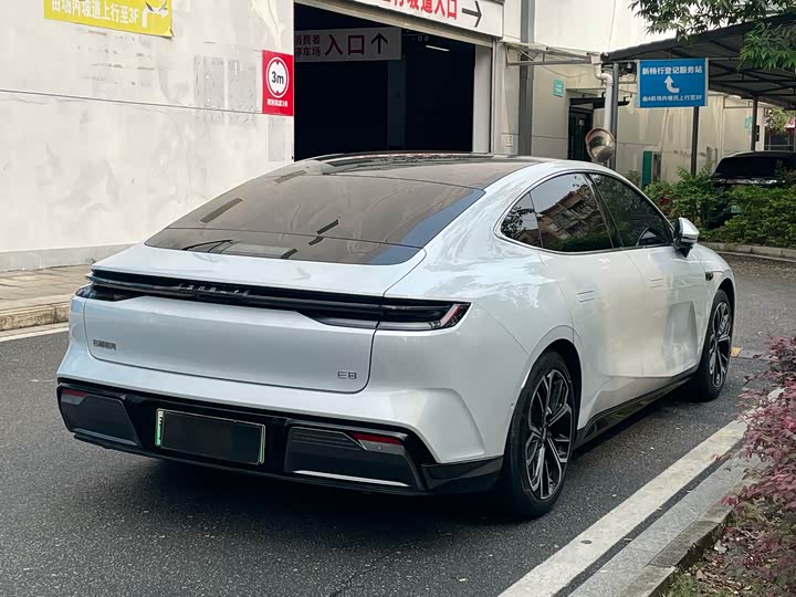 Geely Galaxy E8 2025 2025款 700km 远航智驾版