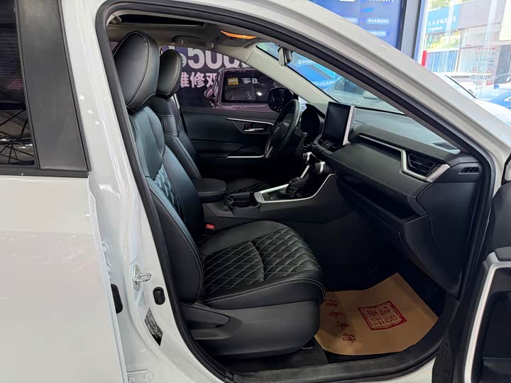 Photo 5 - Toyota RAV4