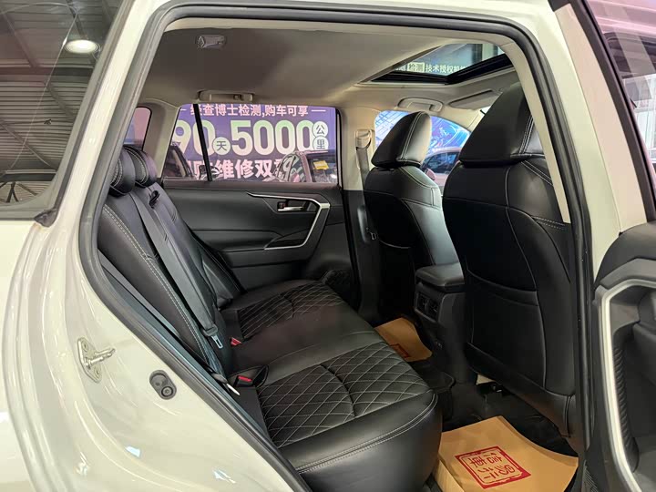 Photo 6 - Toyota RAV4