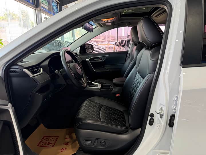 Photo 7 - Toyota RAV4