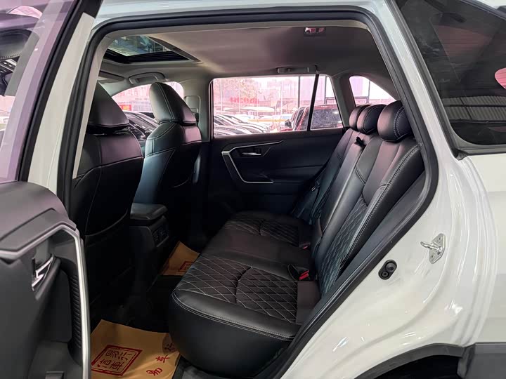 Photo 8 - Toyota RAV4