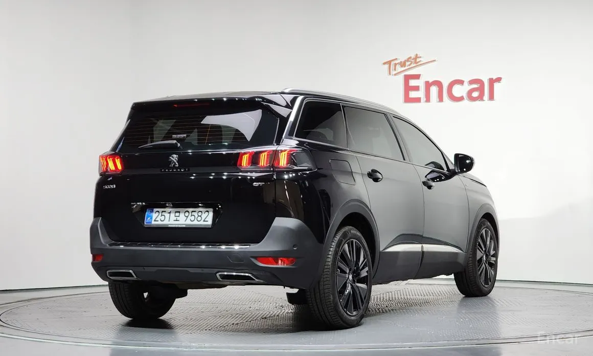 Фото 2 - Peugeot 5008
