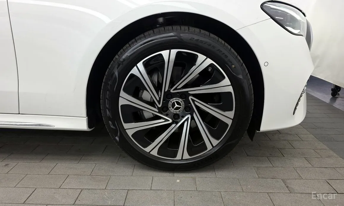 Mercedes-Benz E-Class 2024 E300 4MATIC Exclusive