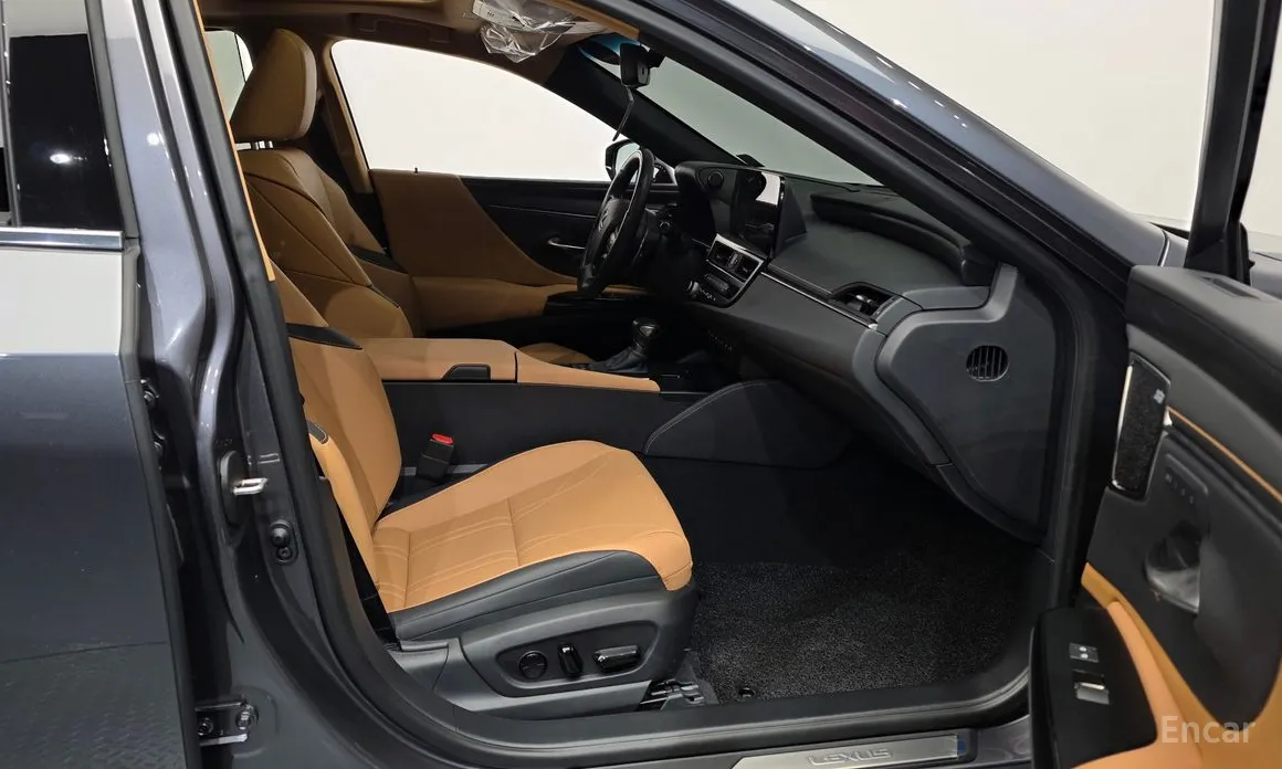 Photo 11 - Lexus ES