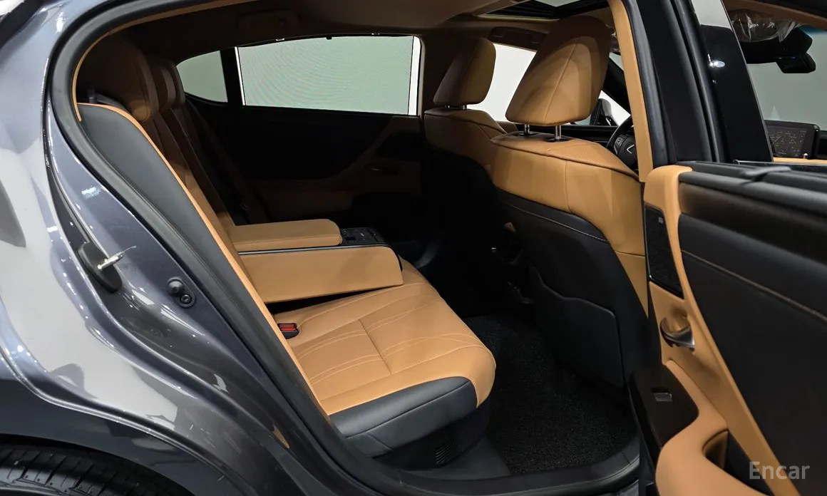 Photo 13 - Lexus ES