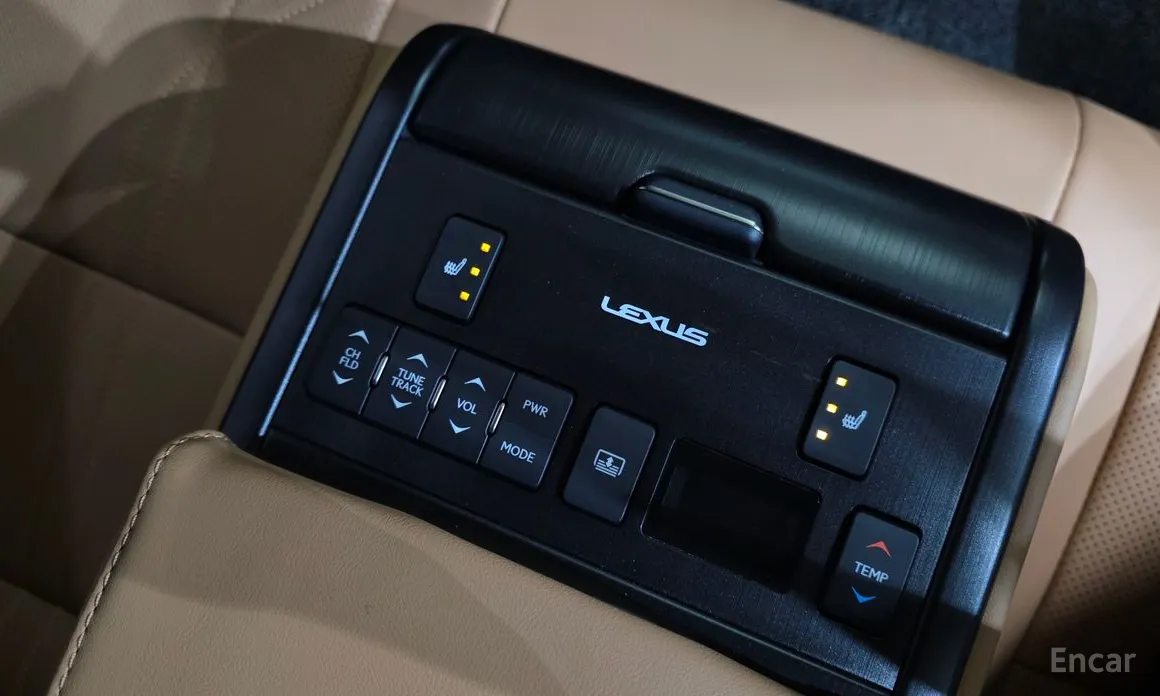 Photo 18 - Lexus ES