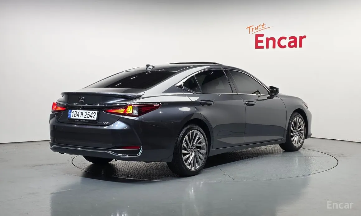 Photo 2 - Lexus ES